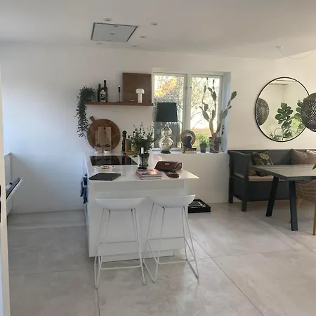 2br Close To The Ocean And Airport